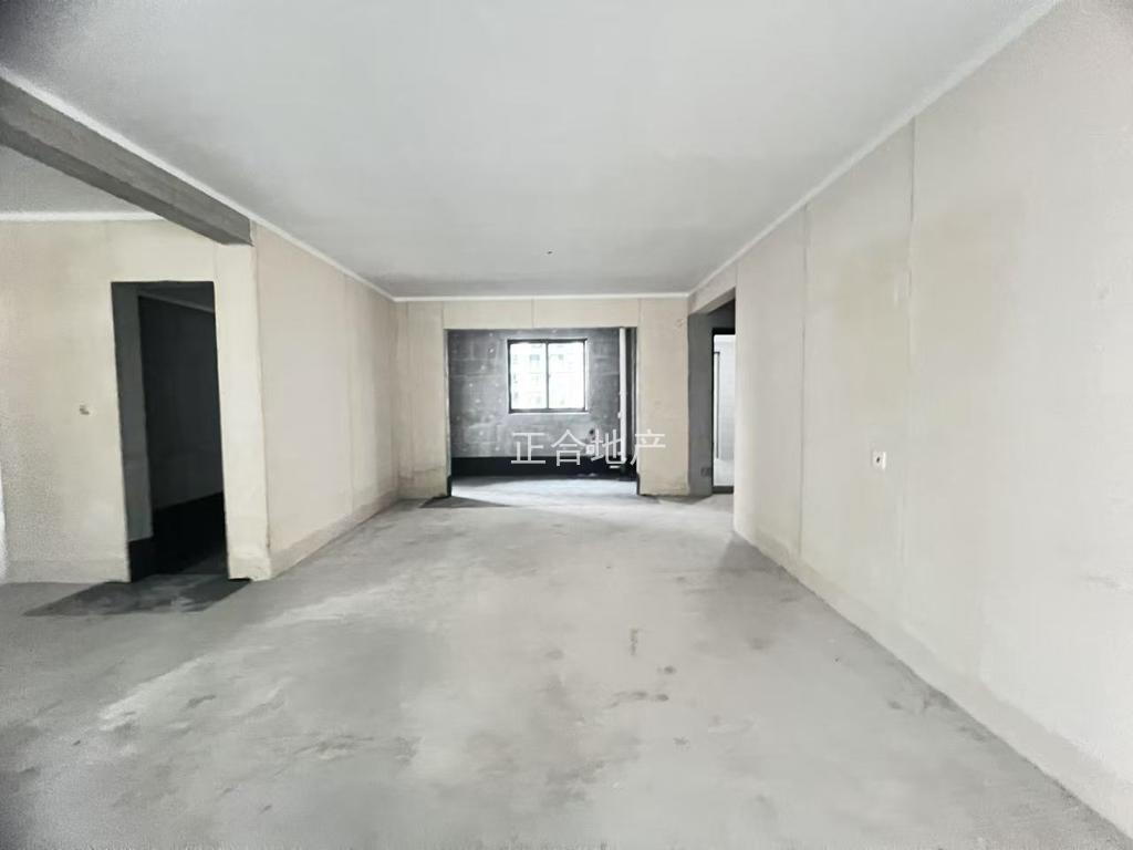 急售，城南，吾悦华府现房，毛坯大3房2卫，中间好楼层，带车位，