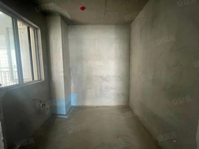 降价了，房东亏本出售，蓝天白云，买房送车位，中间好楼层，毛坯三房，证满二，