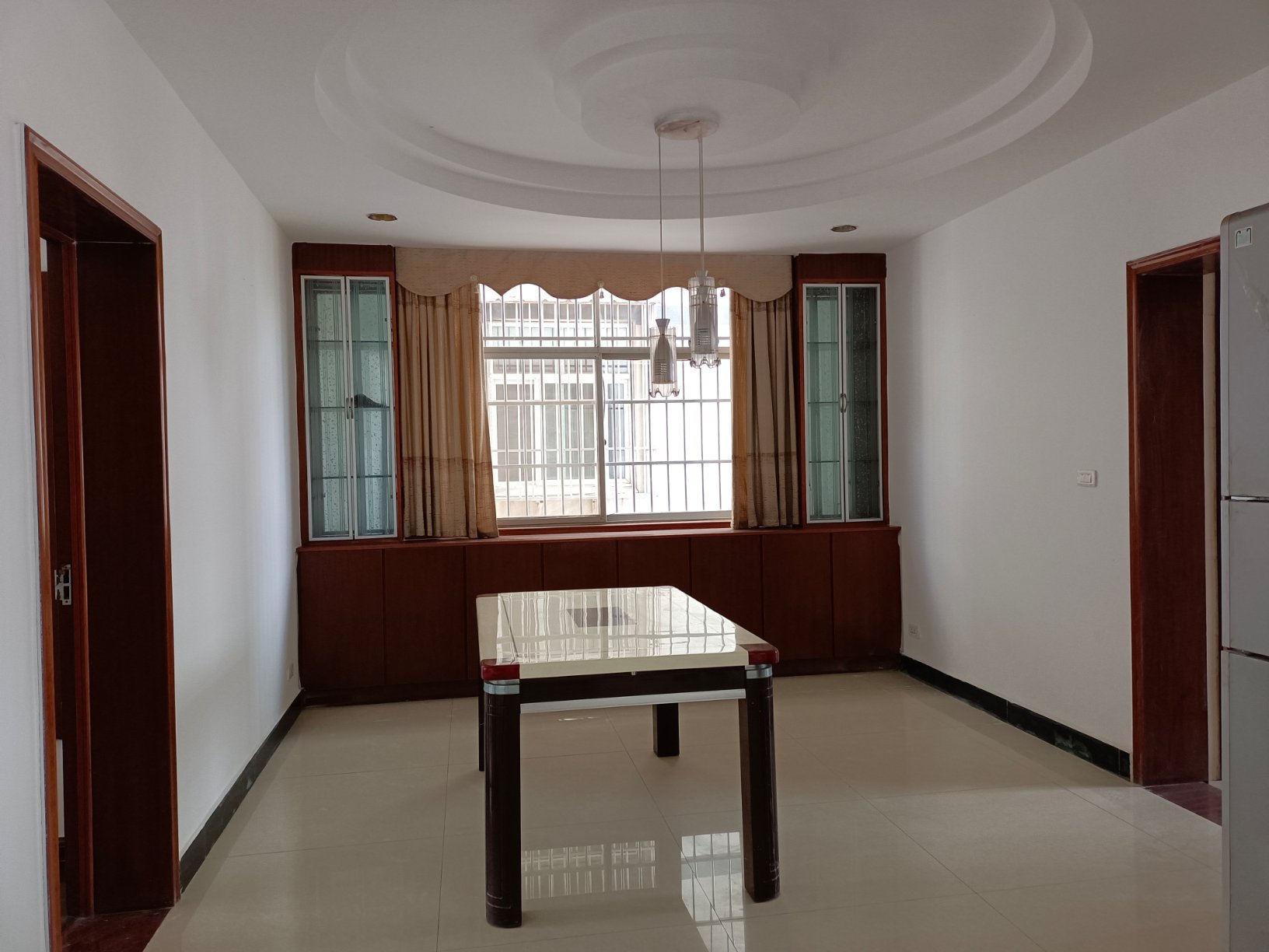 对面是富迪，好楼层，南北通透， 是送地下车库， 售70万元