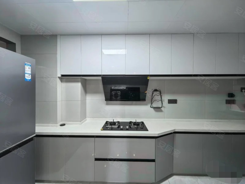 城南，南国明珠，电梯10楼，精装三房二卫，证满二年，捡漏