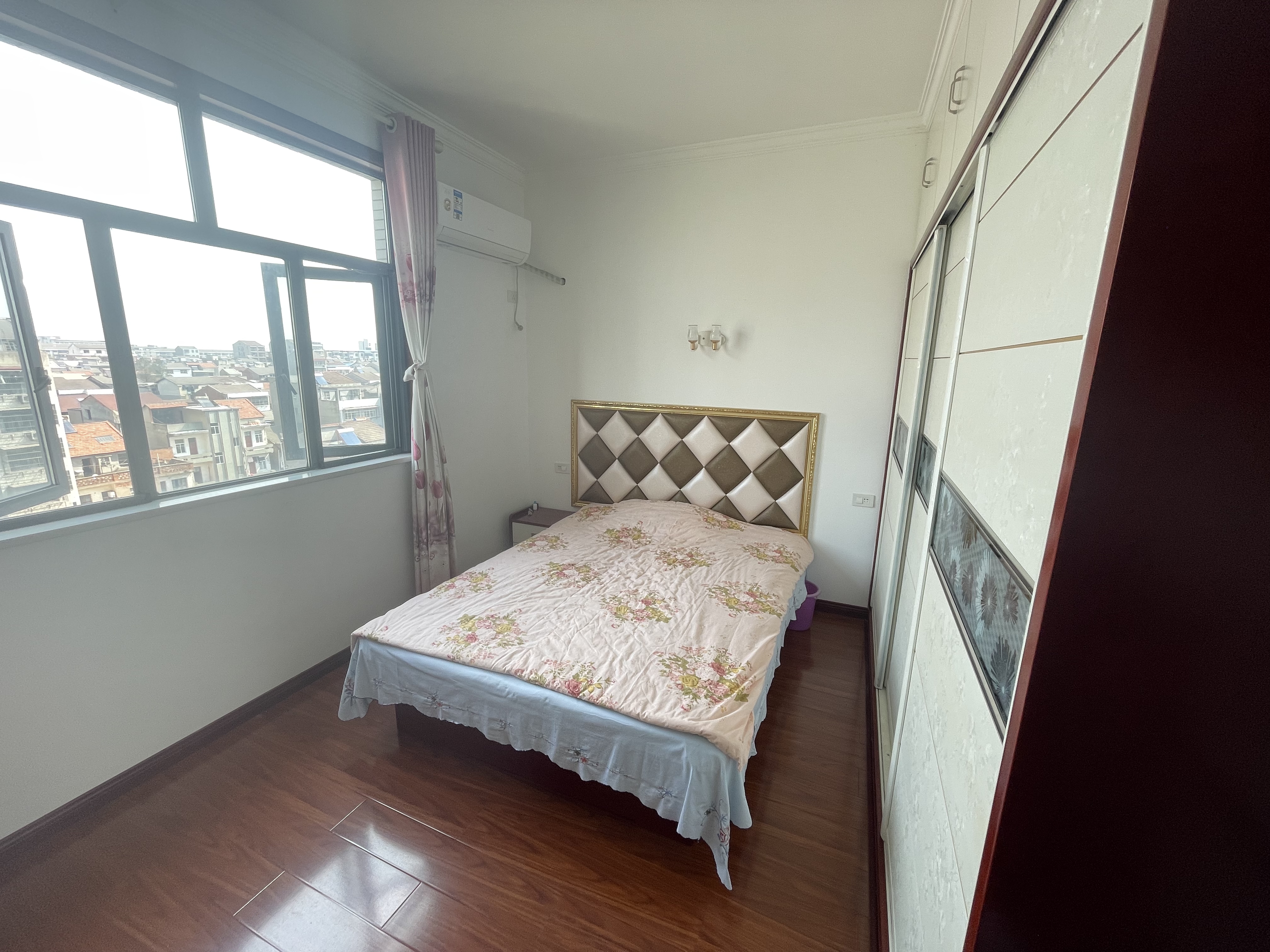 幸福里小区.精装三房两卫.全屋暖气片.证件满二.看房方便