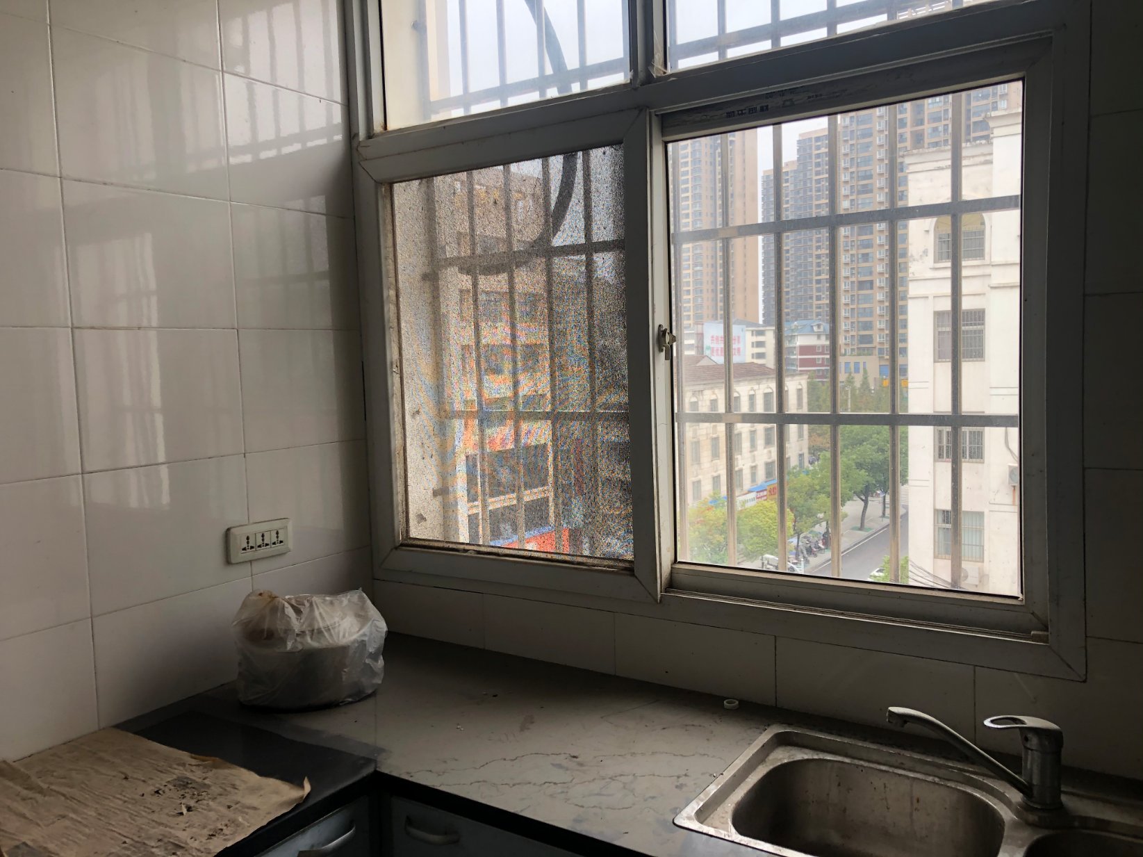 仁和桥附近，精装修大三房，有证可过户