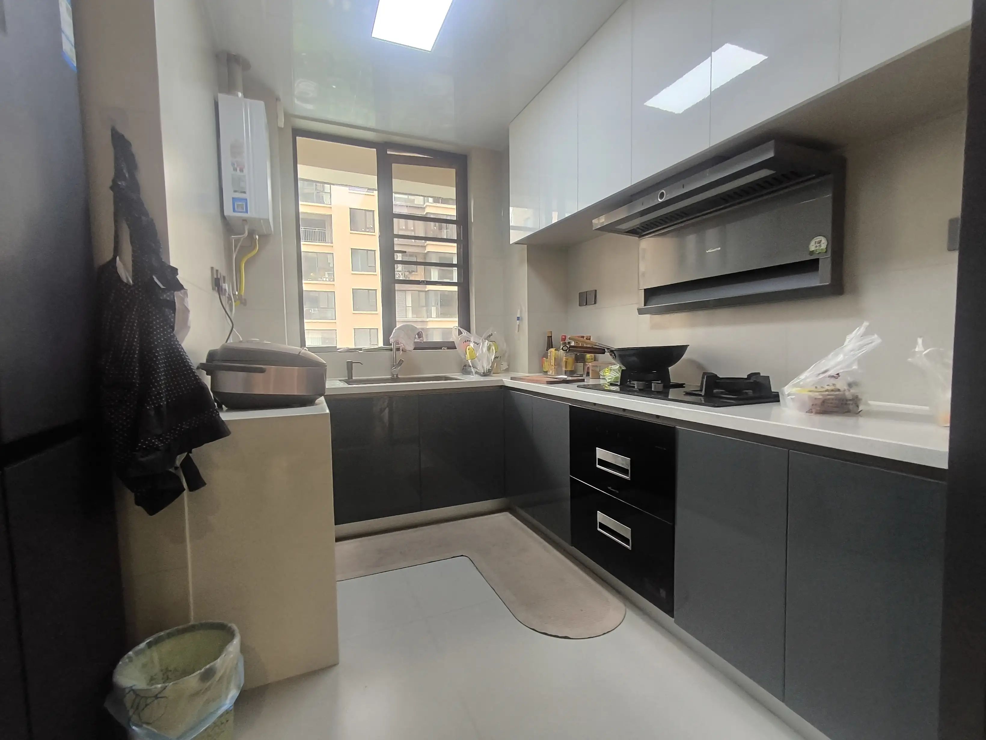 城南，荣怀E区，‮高小‬层，精装‮房三‬两卫，‮衣带‬帽间，诚心出售