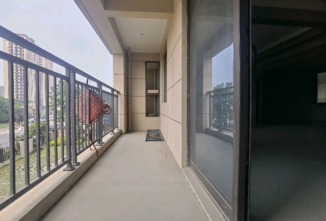 城西沔阳小汉口附近，祥生小高层毛坯四房，南向无遮挡，业主急售