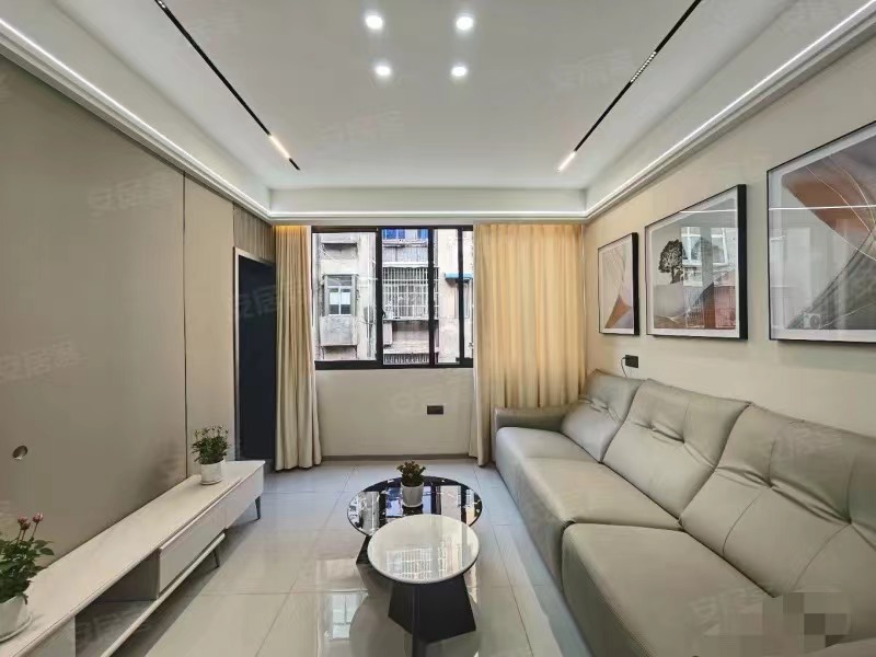 诚心出售，仙桃商城，三中旁，步梯三楼，全新装修，精装三房，采光好，老证过户