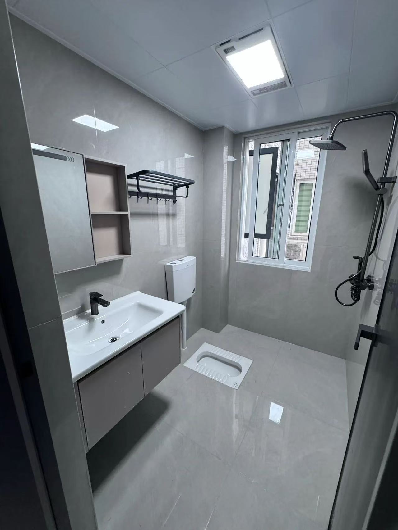 城南，城市丽景湖景房，电梯好楼层，单价5200，全新精装三房二卫，证满二