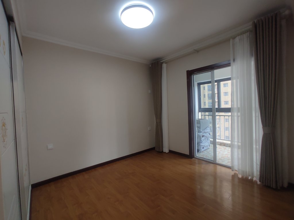 满庭春.精装供暖三房.中间楼层.证件满二.看房方便