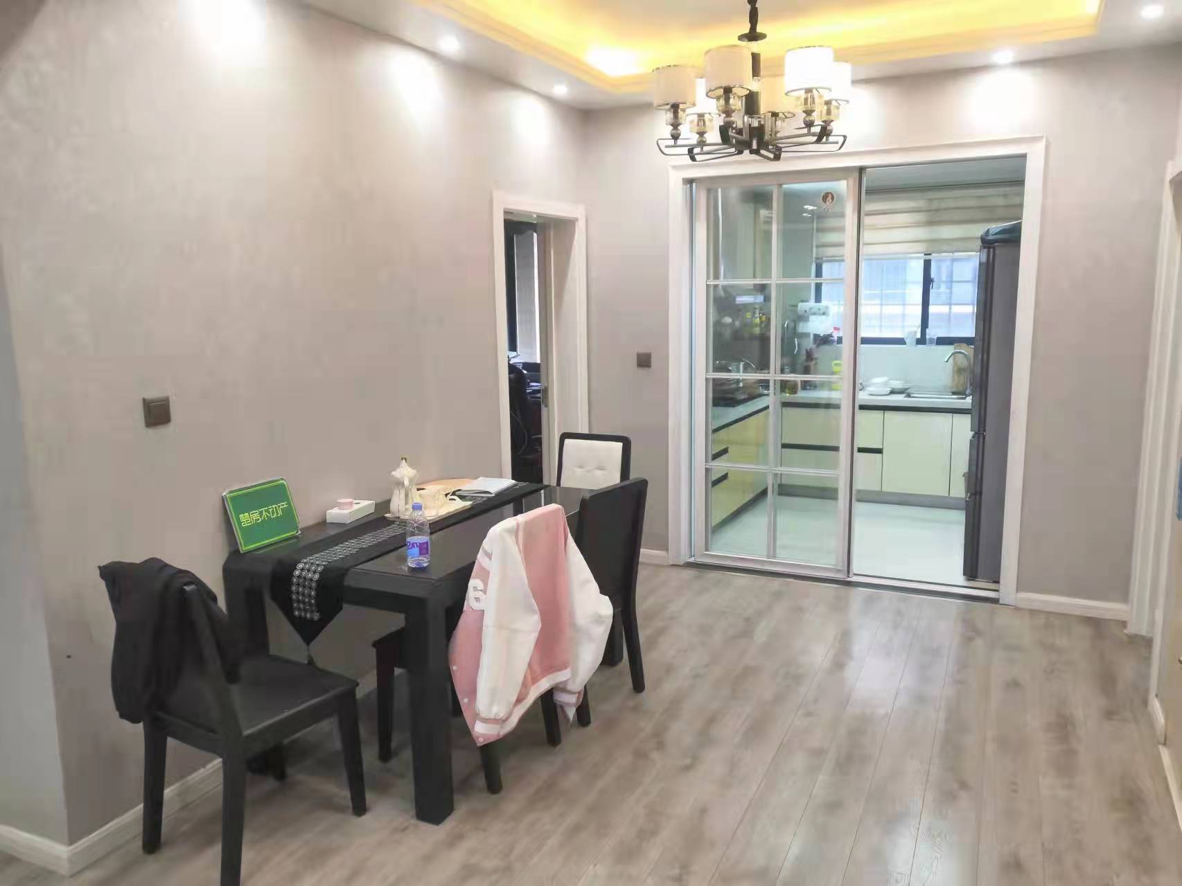 御台公馆送150平米大露台精装四房九成新价格可谈对面可以上学