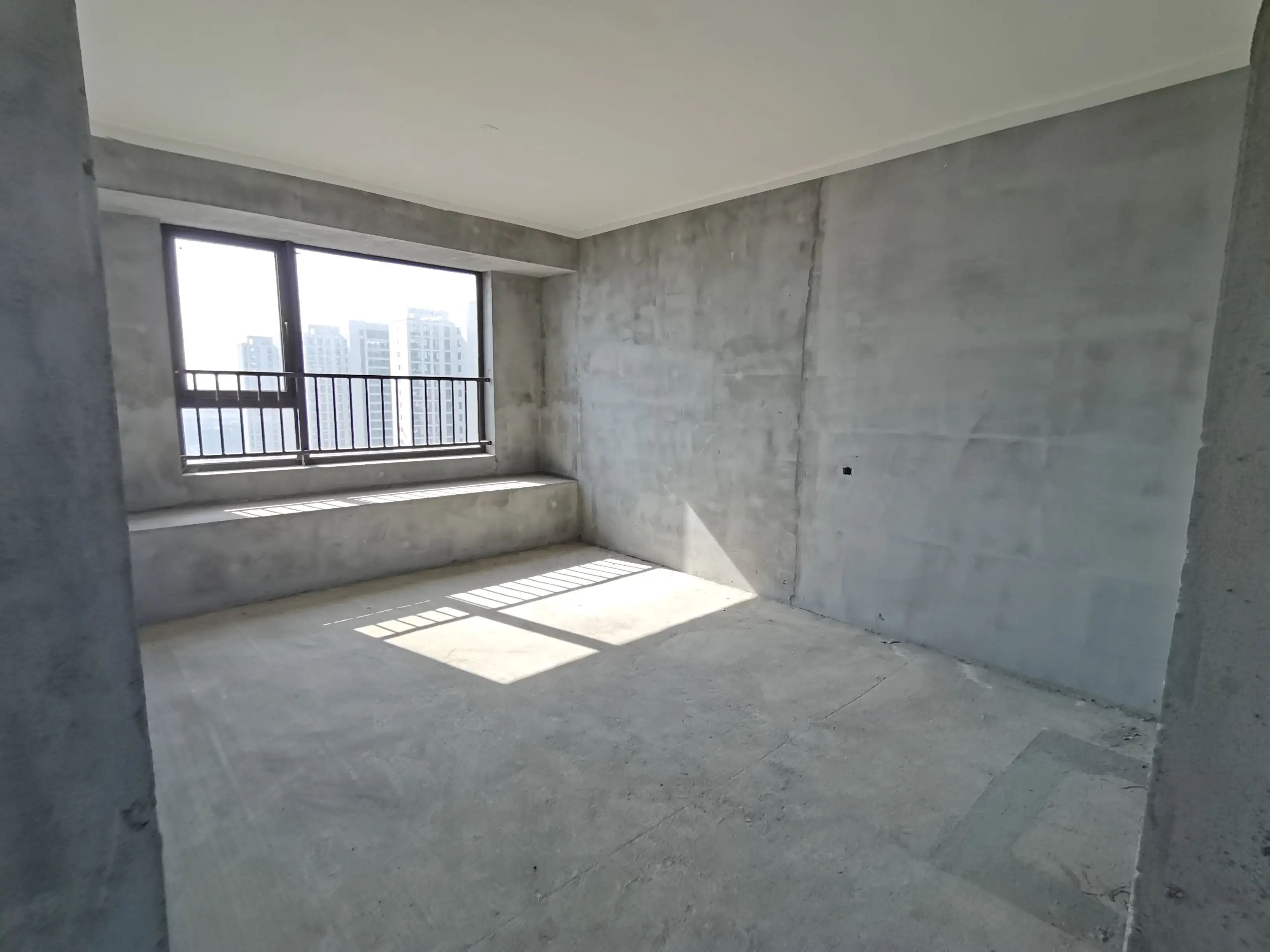 城南，吾悦广场，毛坯大三房，单价6000，带充电车位，好楼层，