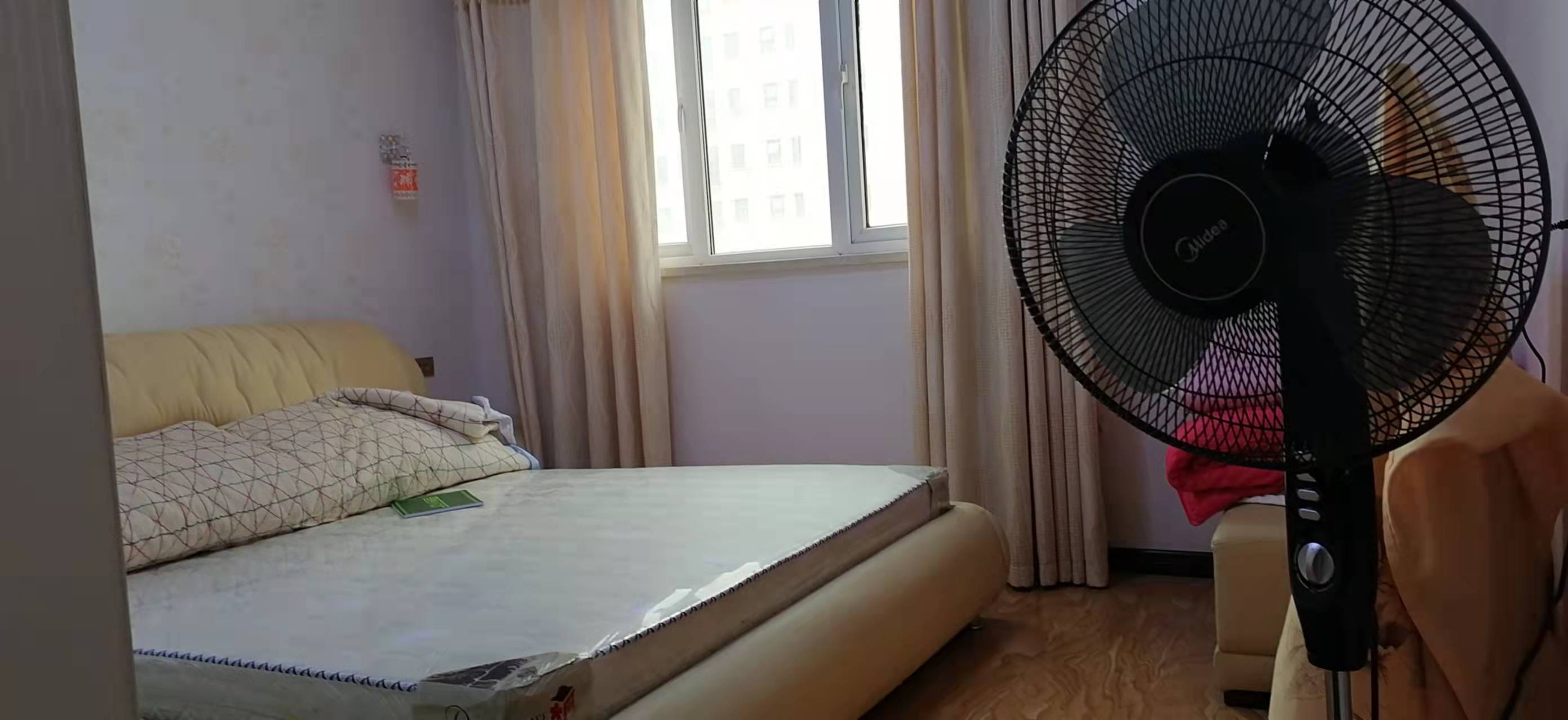 满庭春精装供暖大三房户型方正南北通透，保养的非常好诚心出售满五