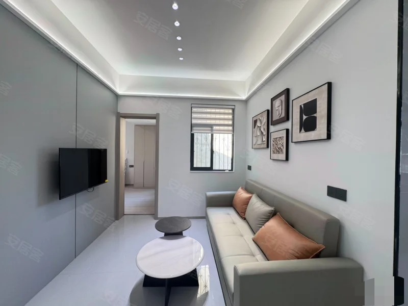 商城附近，步梯三楼，三房朝南，大阳台，精装三房，老证