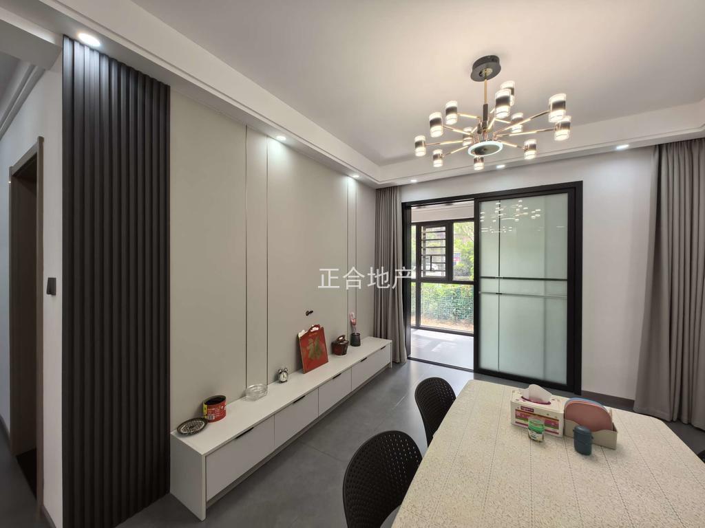 亏本出，业主急售，森林国际北苑，一楼带院子，精装三房，大阳台全屋地暖，证满二，