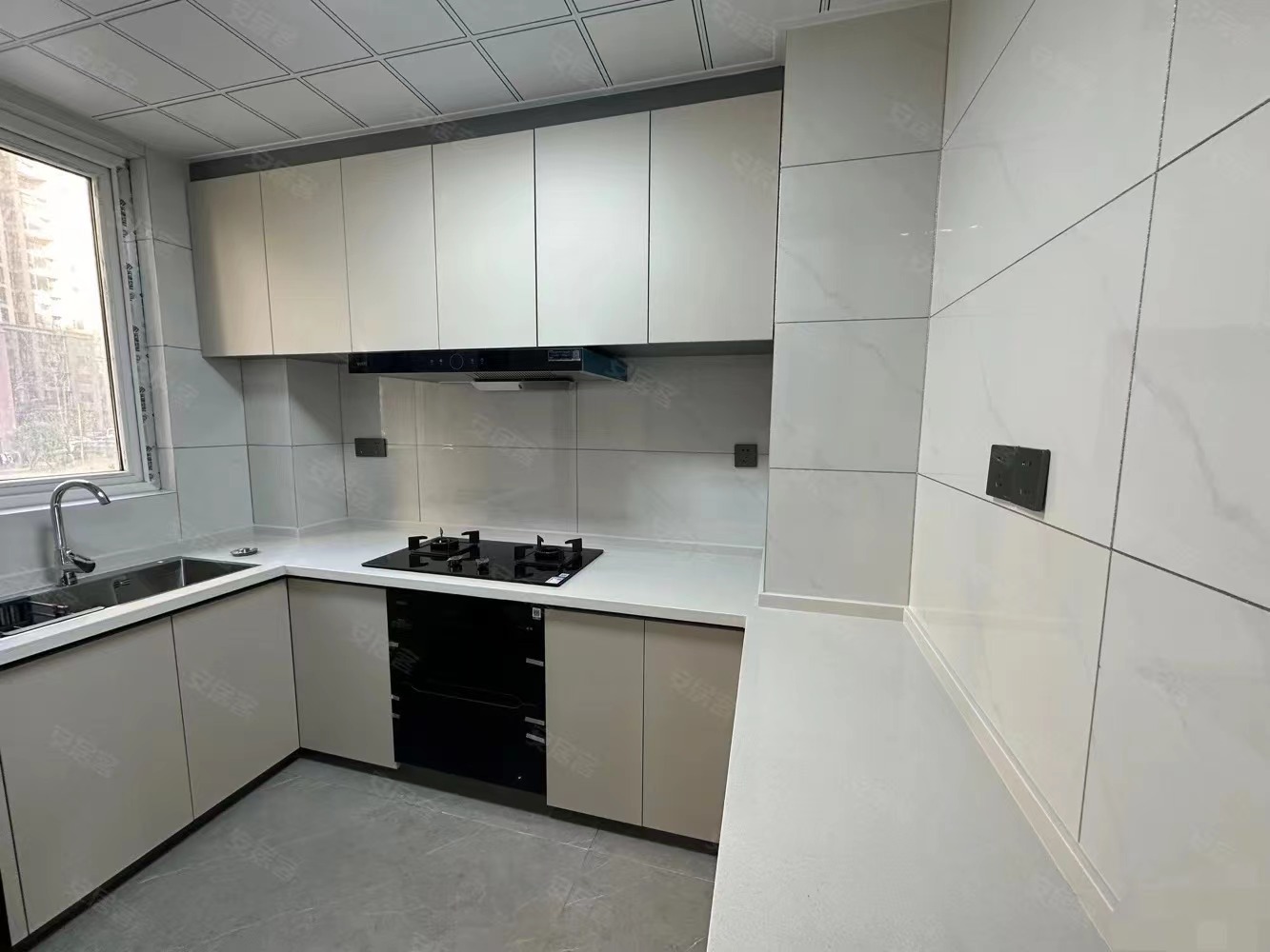 降价了，仙桃xiao学旁，带供暖，全新装修三房，南北双阳台，证满二