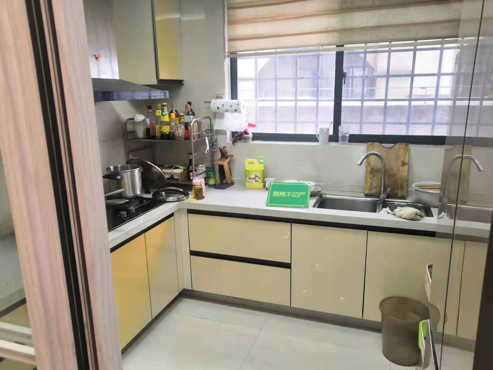 御台公馆送150平米大露台精装四房九成新价格可谈对面可以上学