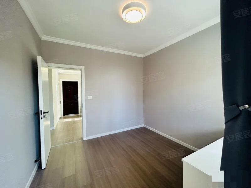 174，仙桃大洪小区，步梯三楼，全新装修。精装三房，采光好，拎包入住