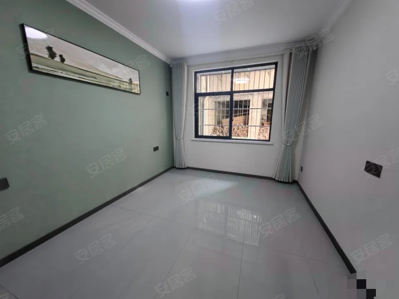 环球钟心旁，一楼带院子，银鑫小区，精装三房两厅两卫，养老陪读，证满二，手付1万