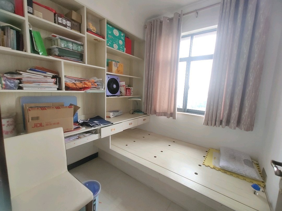 上苑一品3室2厅精装修保养完好家具家电全配优价出租！