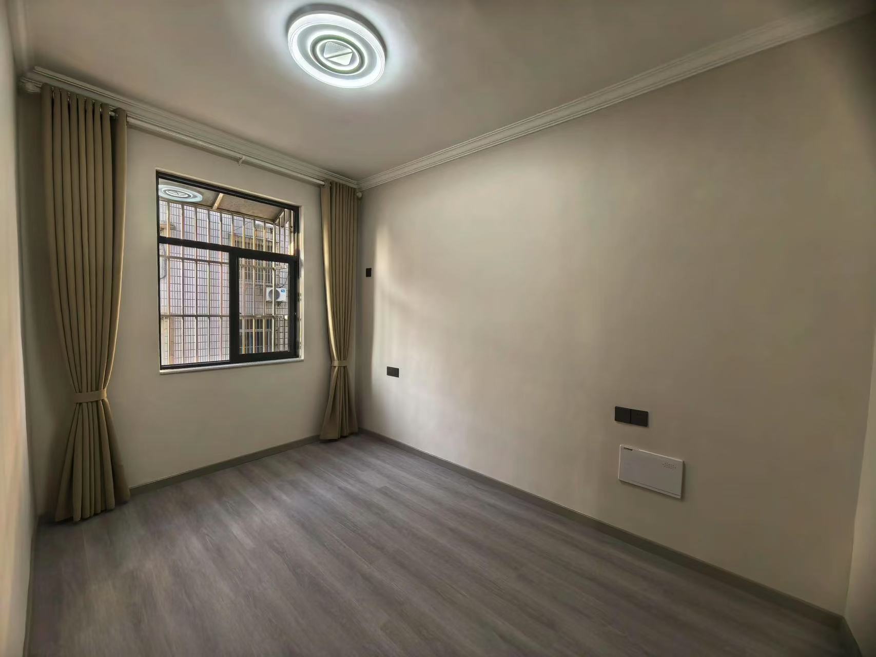 大洪小区，复式楼，步梯好楼层，精装三房，36.8万，证满二