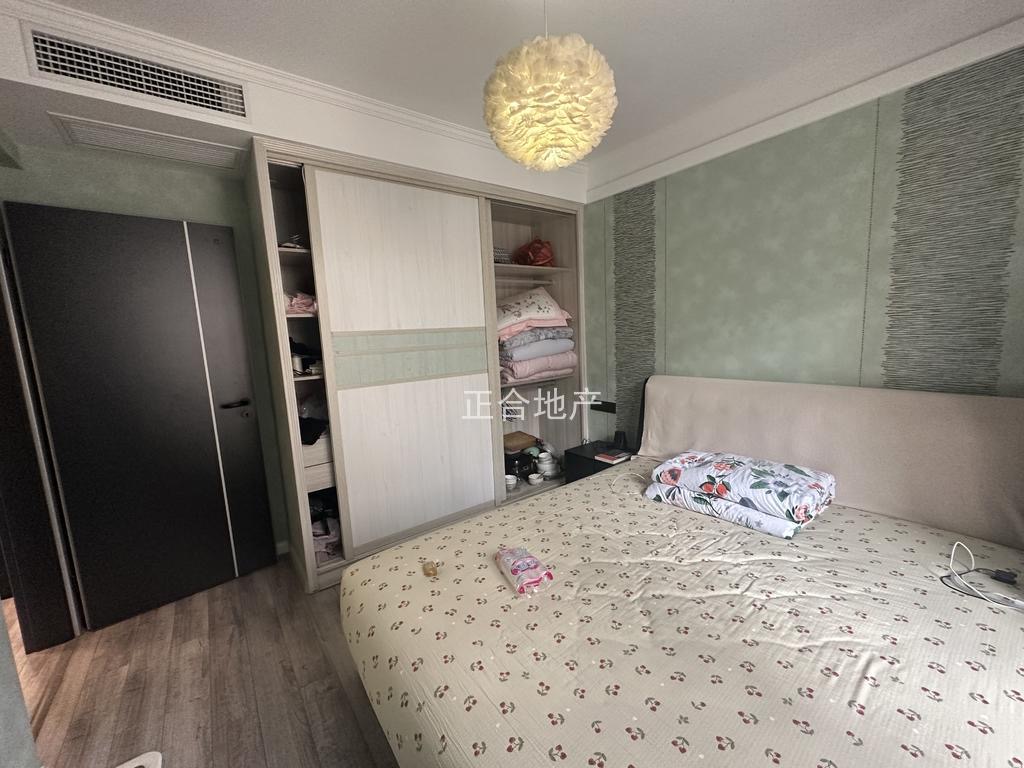 房东诚心出售、满庭春，中间楼层，精装供暖三房装修了20大几万，证满二，看中可谈