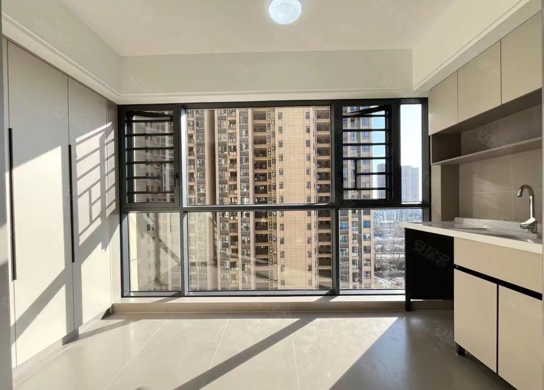 52，亏本急售，城南，全新精装三房，包车位包过户，中间楼层，三开间朝南