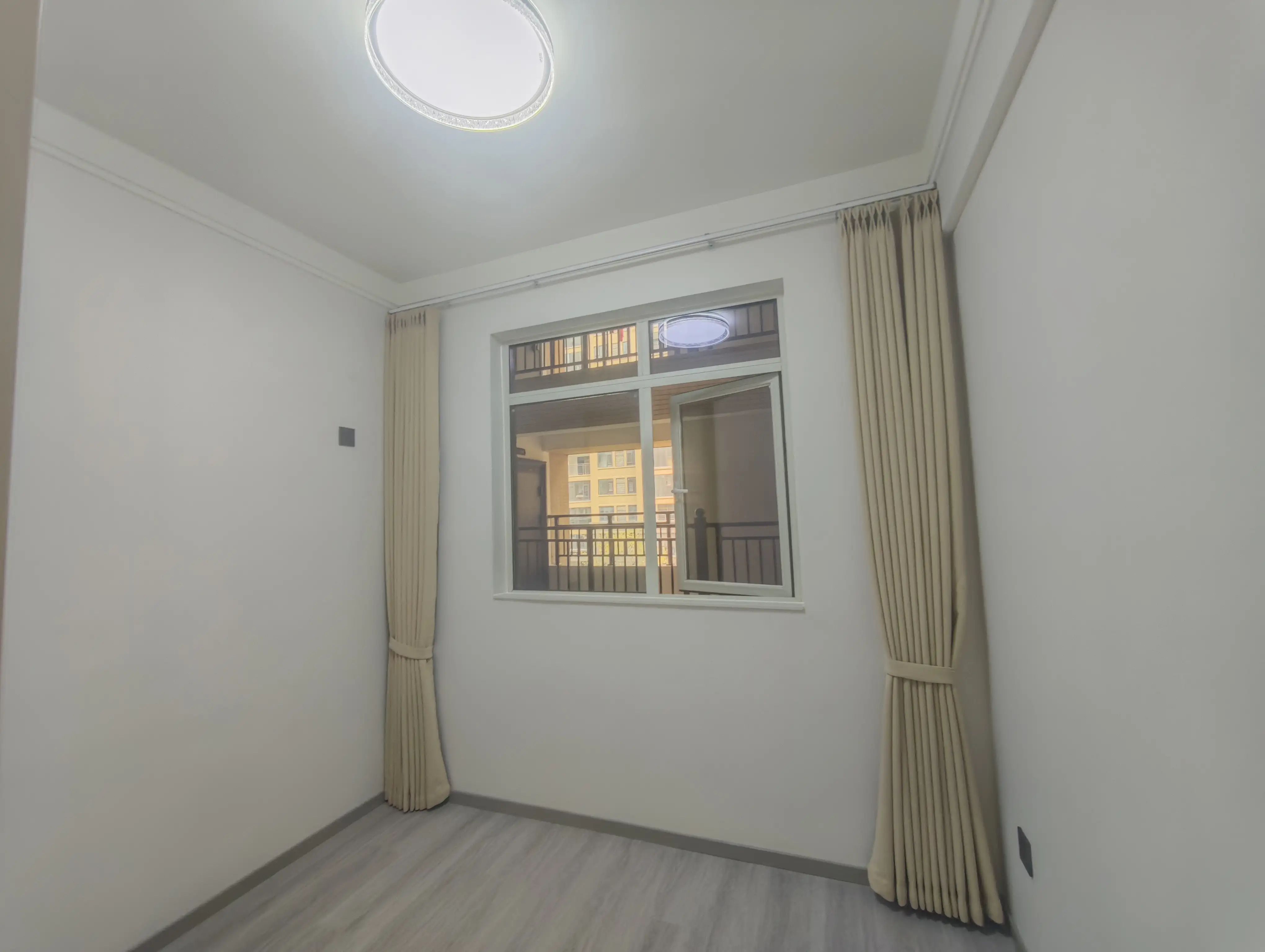 城南，沔阳天泽园，精装三房两卫，全新装修，证满二，诚心出售