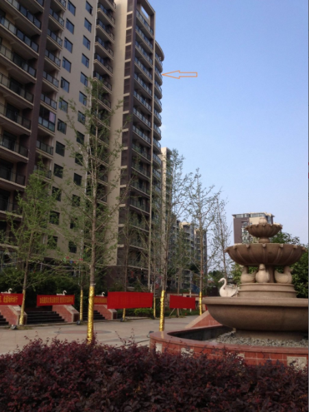 城西电梯小高层边户小区入口旁边幼儿园 