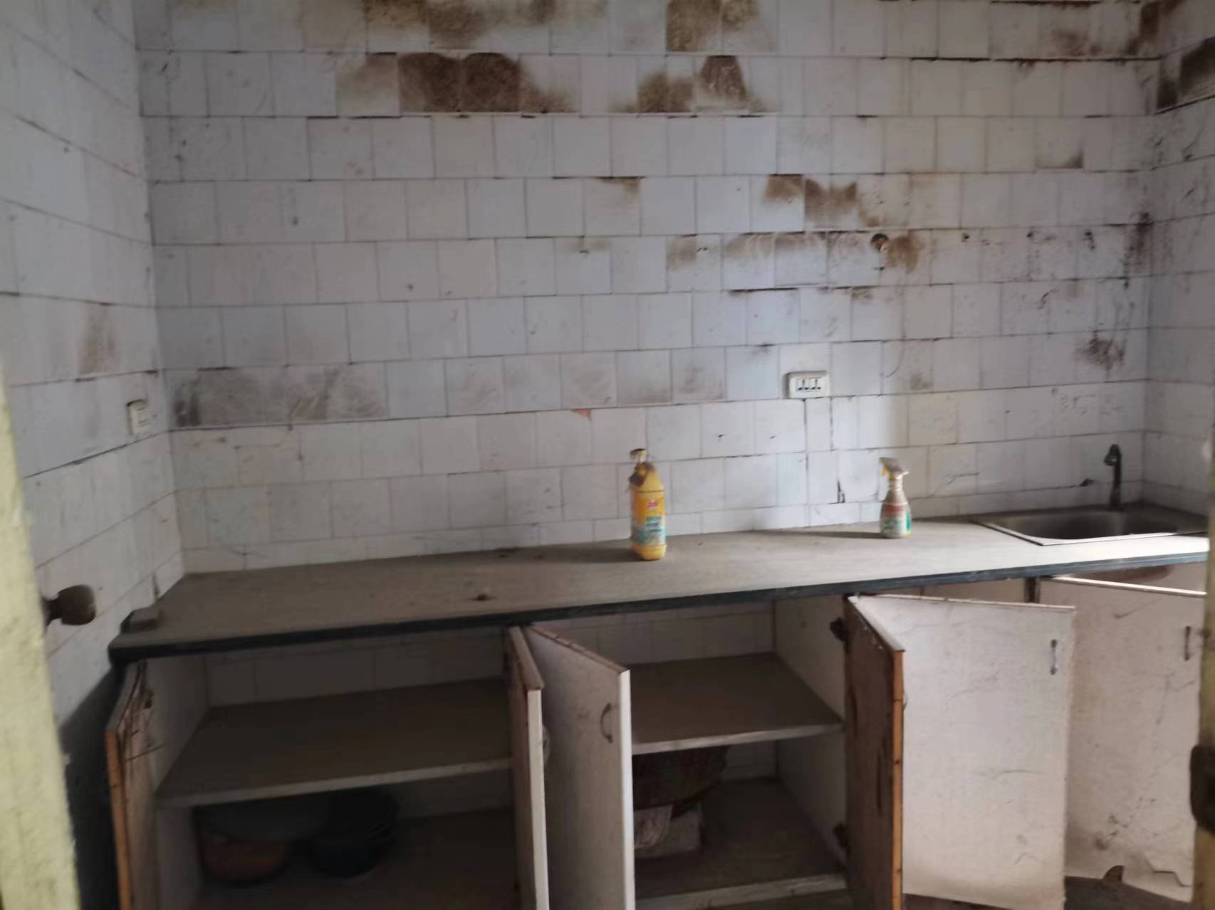 黄荆小区私房.房子有不动产证.证件满二.看房方便