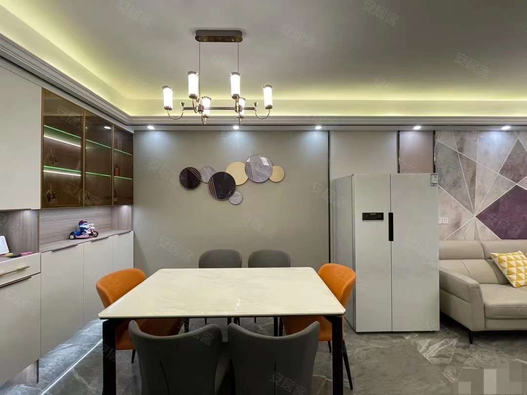 49，城南新三中旁，全屋定制衣柜➕左右沙发，全新精装三房，证件满二，中间楼层