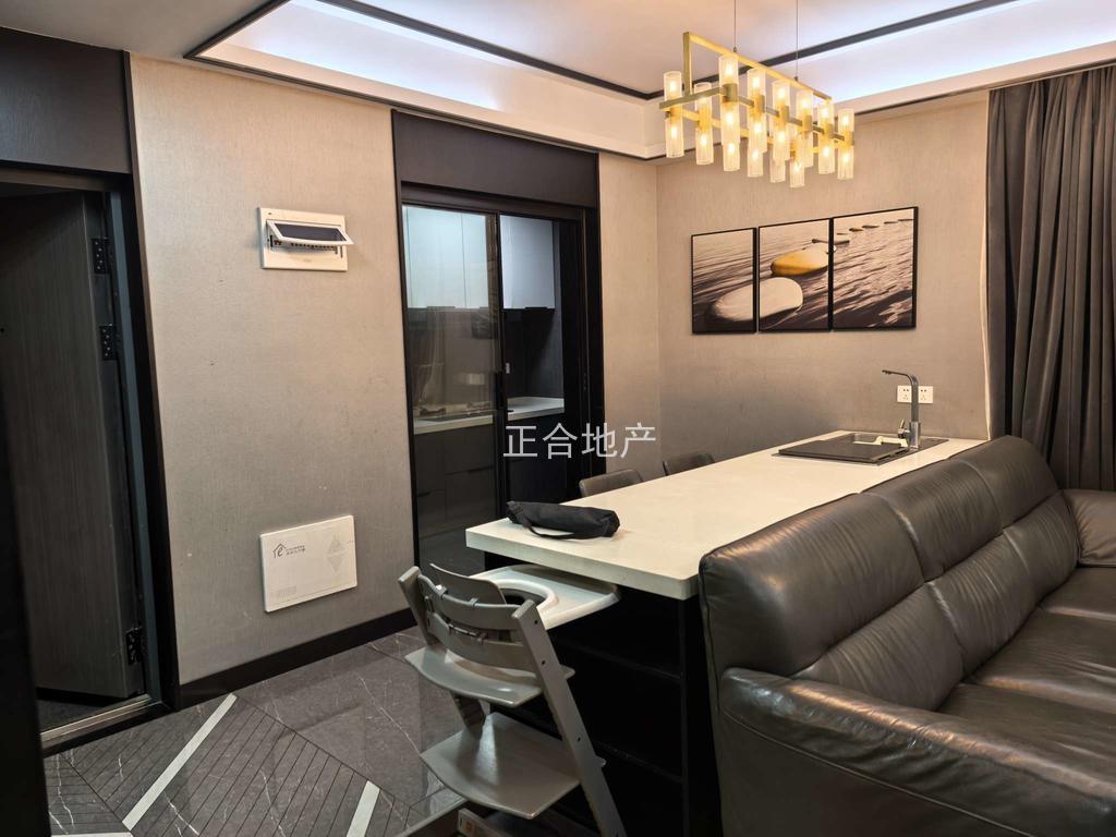 森林国际湖景房，电梯中间楼层，边户，精装三房两厅两卫，成色很新，业主诚心出售,全屋中央空调，地暖