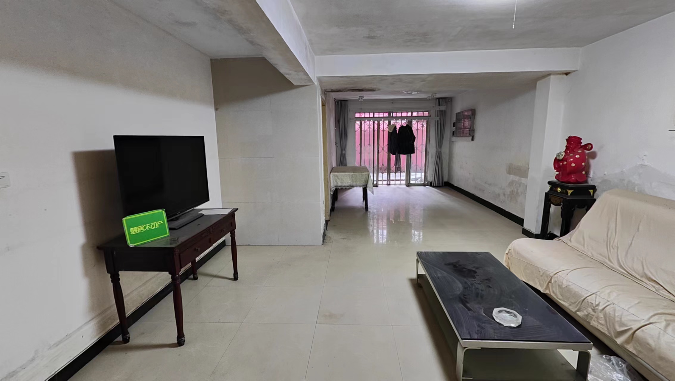 车站旁两栋私房一楼是门面在做生意房子以前是开宾馆的两证齐全位子好买了可以就盈利