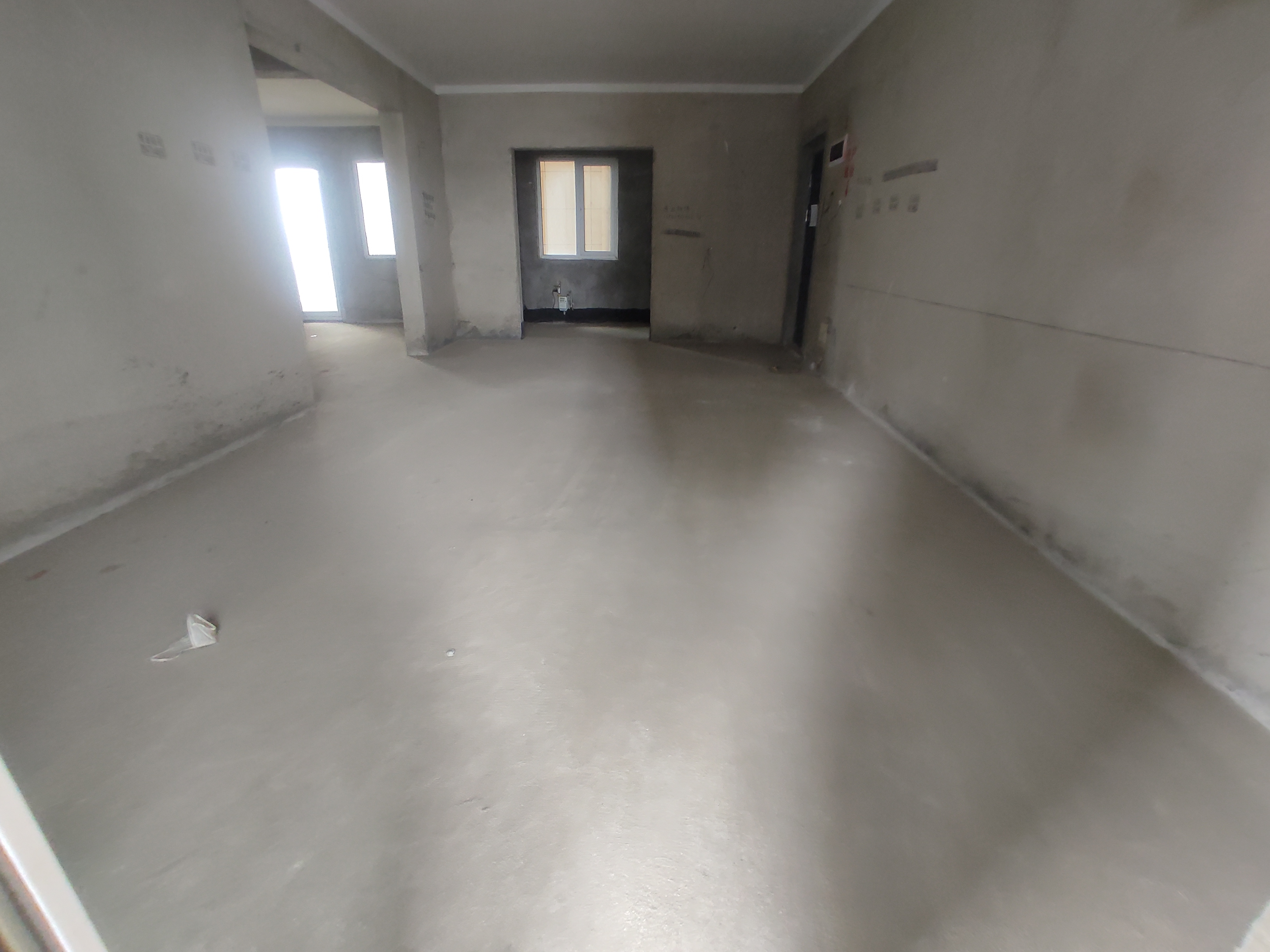 森林国际.毛坯大三房.南北双阳台.站阳台可看湖.看房方便