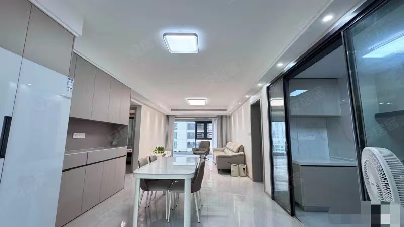 262，蓝天花园，亏本20万精装三房，全新装修可看公园，边户双阳台，9.9成新，一梯一户，好楼层