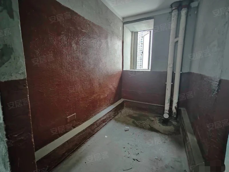 捡漏，森林国际翡冷翠。好楼层边户，毛坯四房，证满二，诚心出售