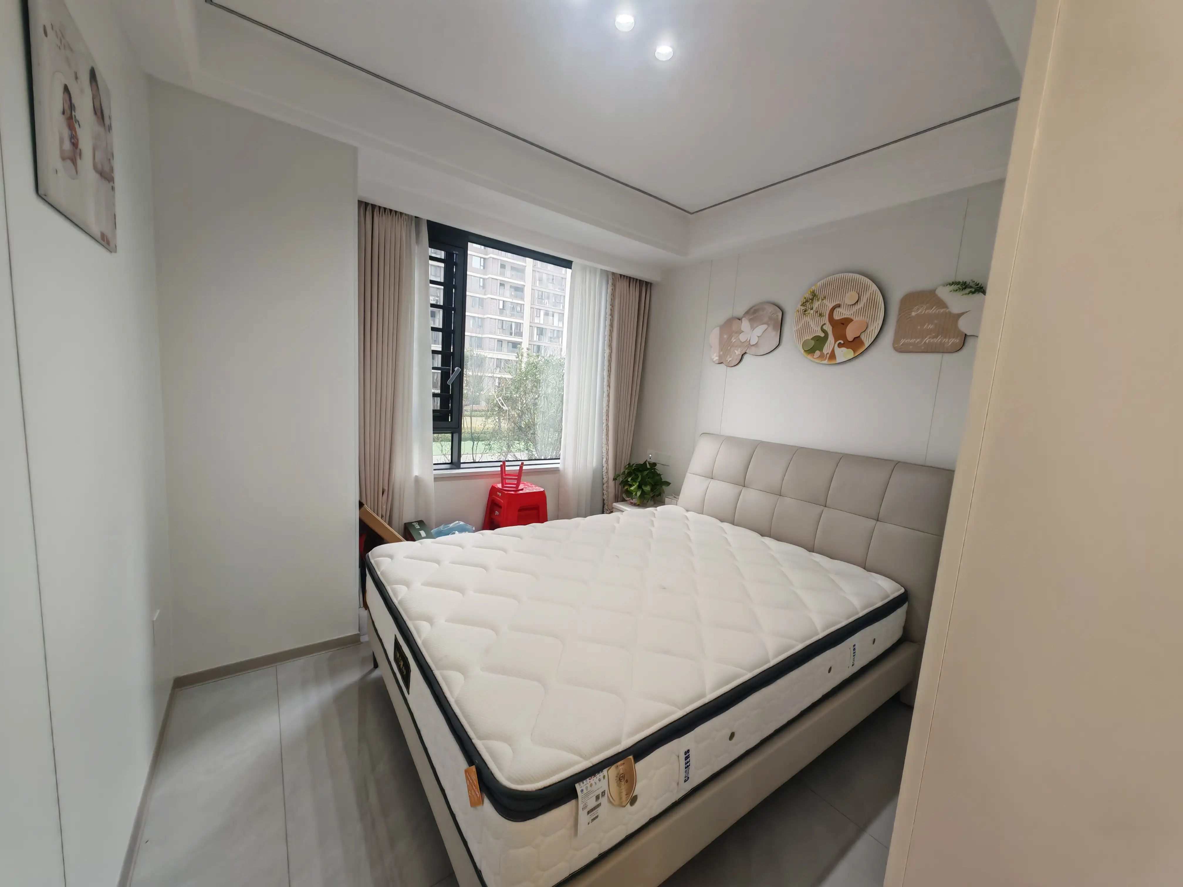 吾悦华府，边户，精装三房两卫，带充电桩的车位。诚心出售