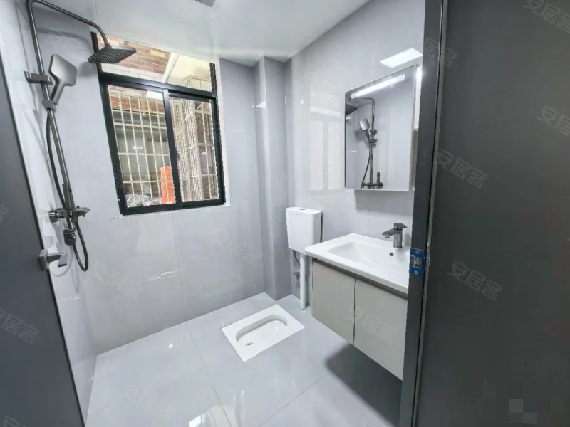 流潭公园旁，步梯好楼层，单价3900，东边户。证满二，精装三房二卫