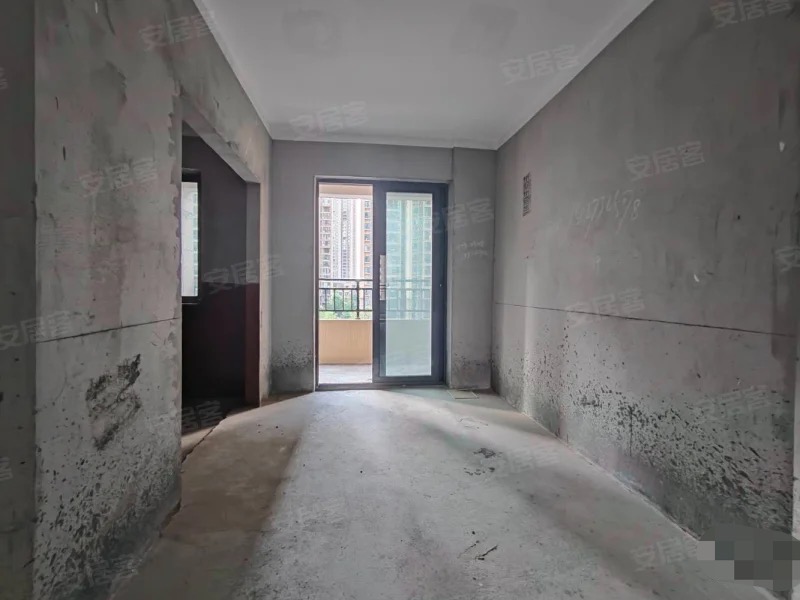 捡漏，森林国际翡冷翠。好楼层边户，毛坯四房，证满二，诚心出售