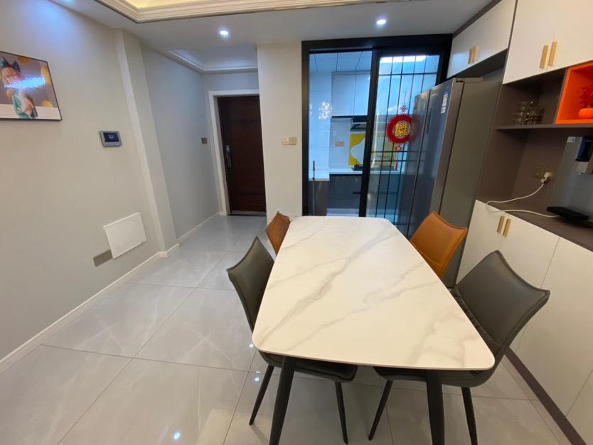 御湖世家全新装修3房送车位！