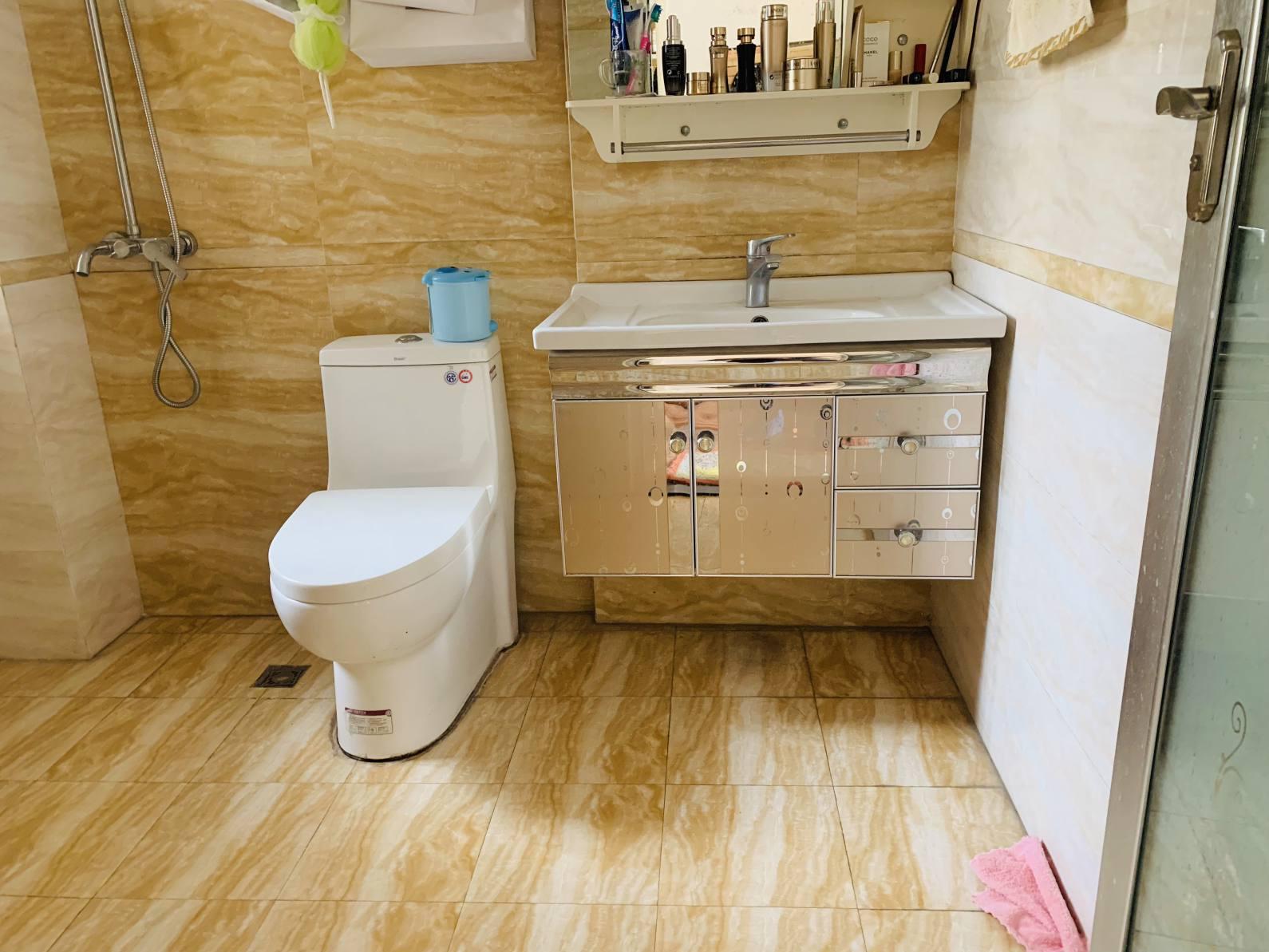 仙桃 旁，中央华府，精装四房，全屋保养好，电梯好楼层