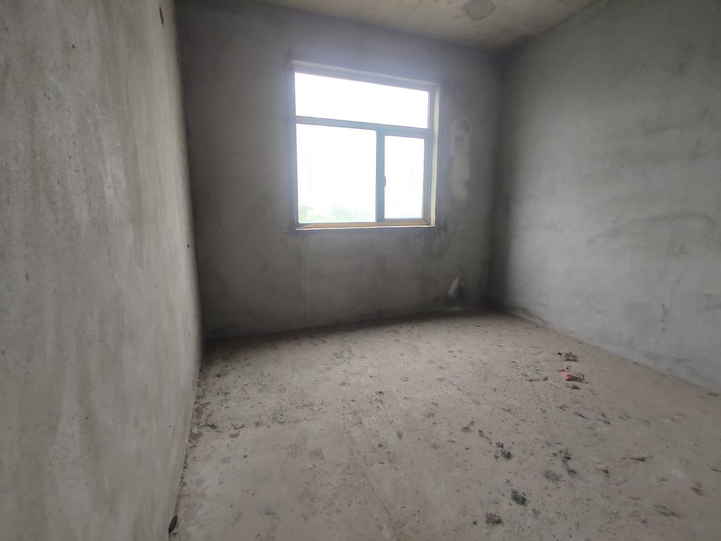 新城一号.毛坯四房.单嫁才5700呦.看房方便