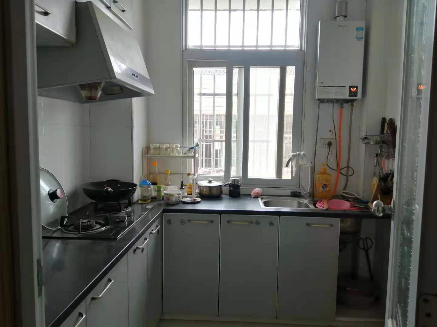 市 ,安静小区,3室2厅2卫1阳台精装,房东换房