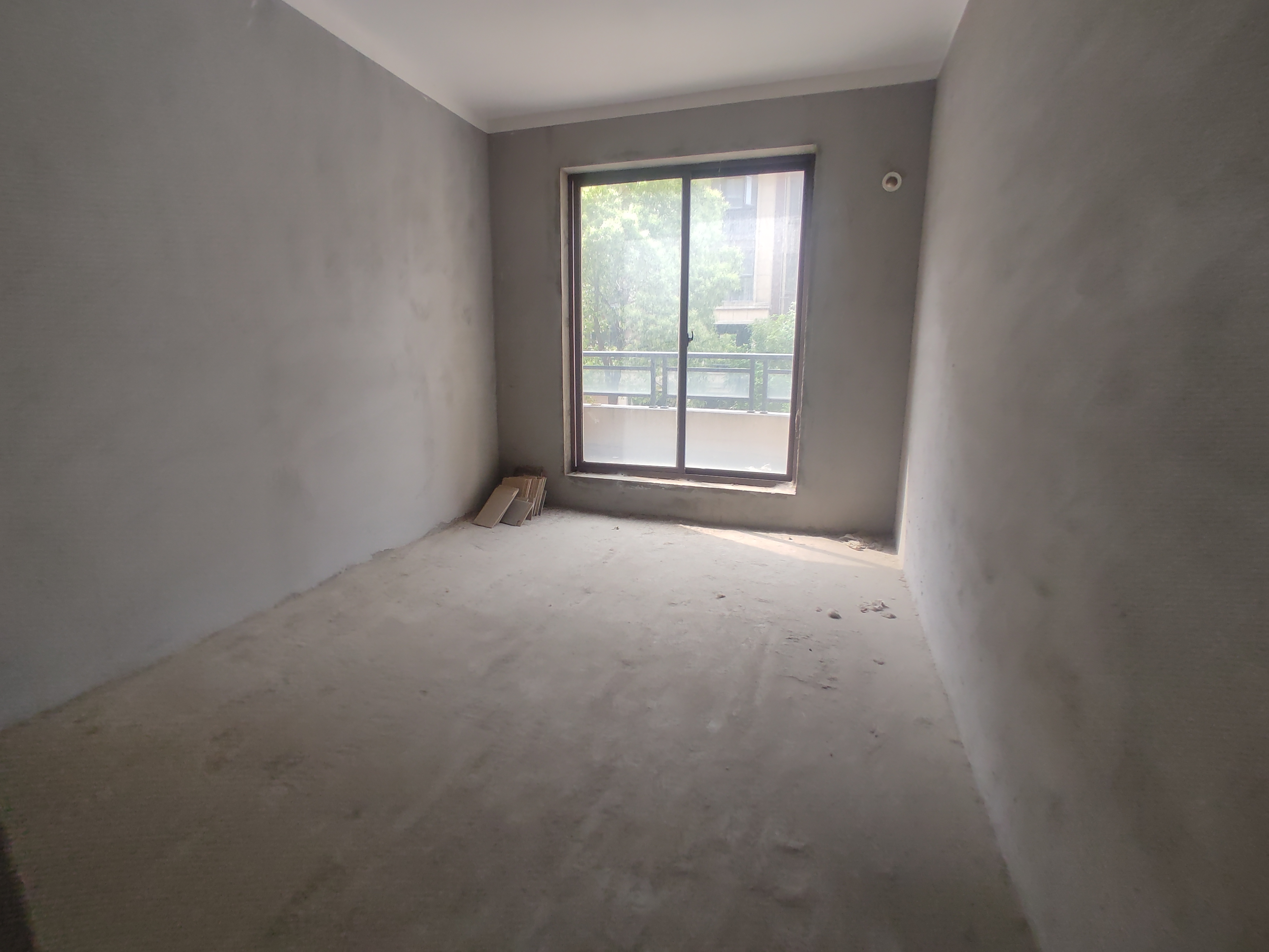 绿地香格里拉电梯复式带院子.小区环境优美.证件满二.看房方便