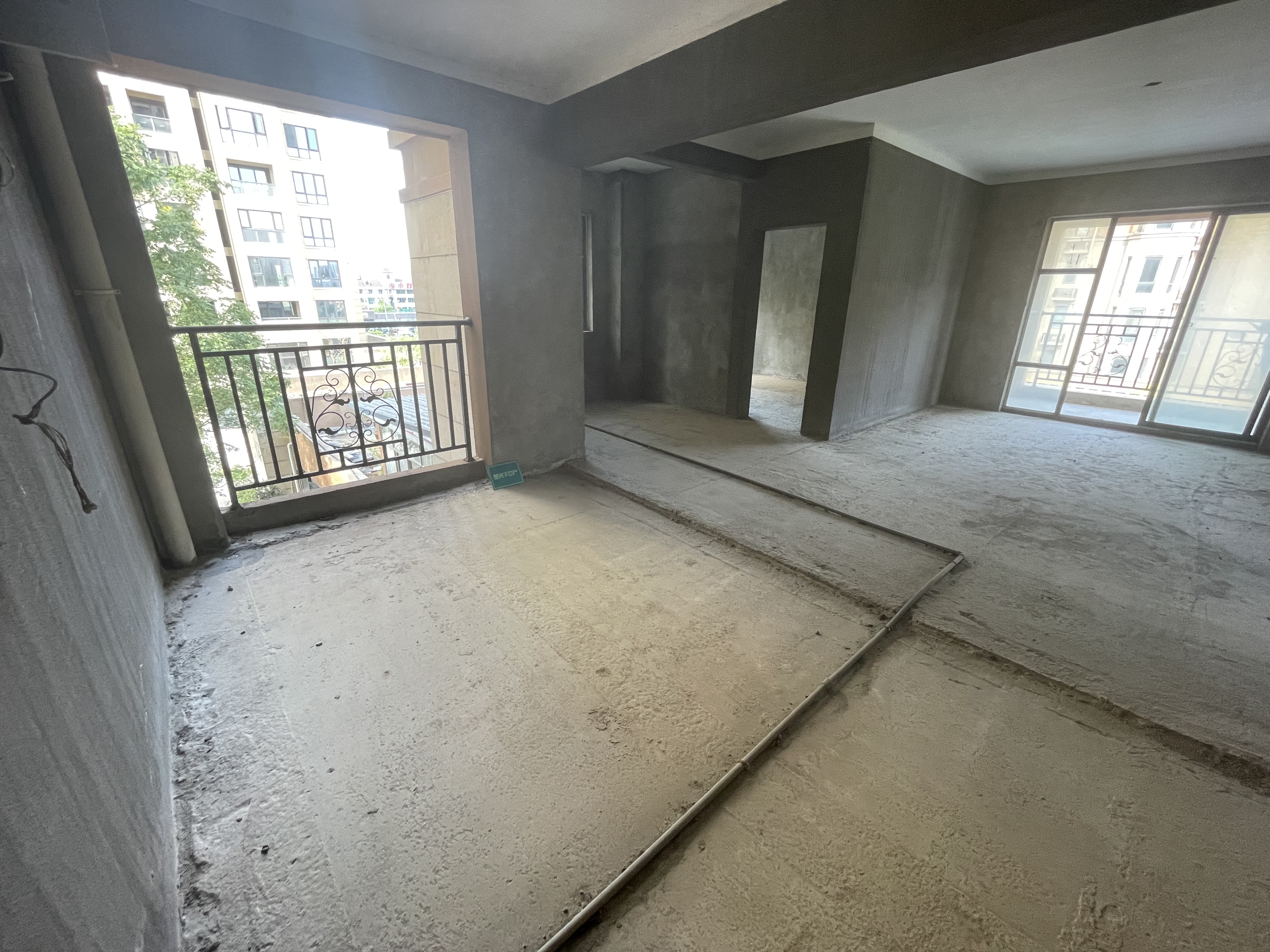 绿地香格里拉电梯小高层毛坯四房看房方便有钥匙证件老证税费低