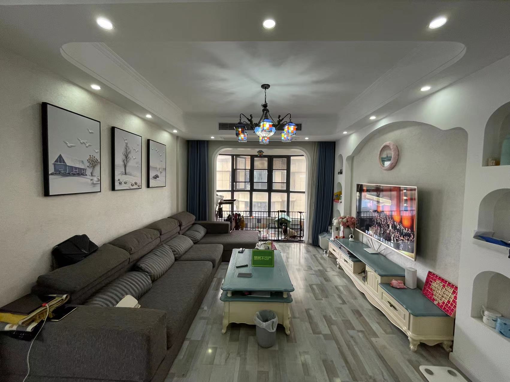 御台公馆  证件在手  装修很新 三房两卫  老证  可以贷款  品质小区