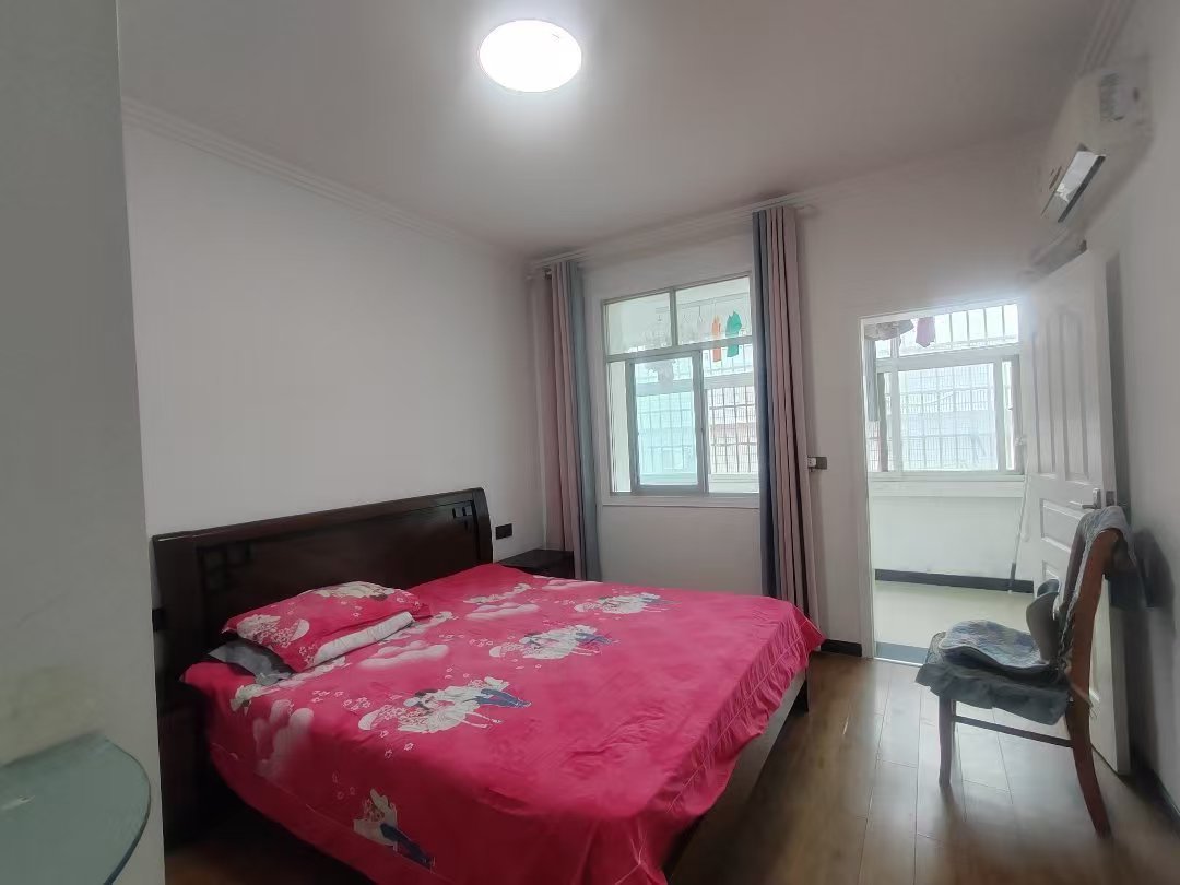 复州花园.精装三房.房子成色新.证件满二.看房方便