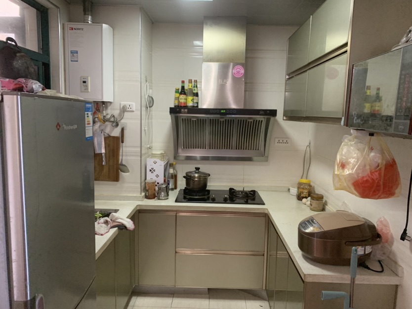 车站对面，时代广场精装修两房，满五年