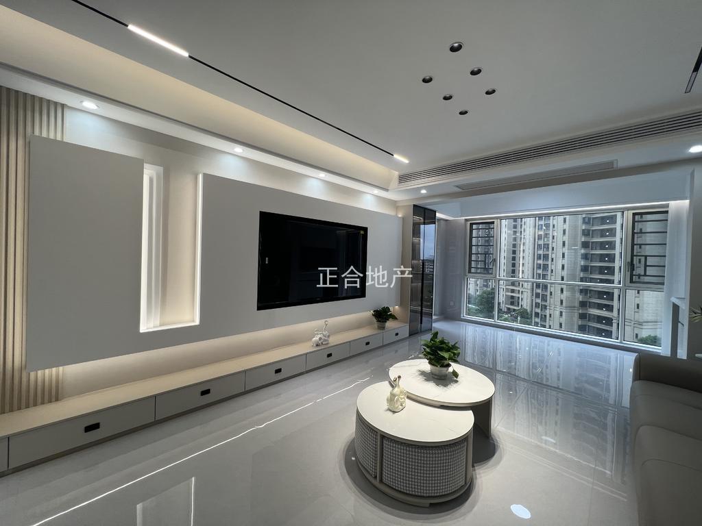 城南，御湖世家，湖景房，精装大三房，满2年，电梯中间楼层8楼，赠送一个地下车位