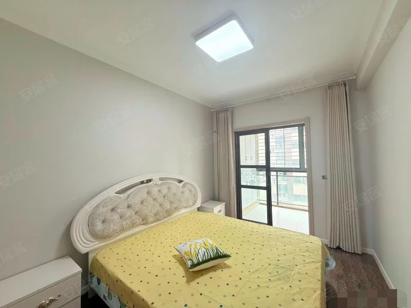 中央华府，9.5成新，精装四房两卫，电梯小高层，单嫁4字头，中间楼层