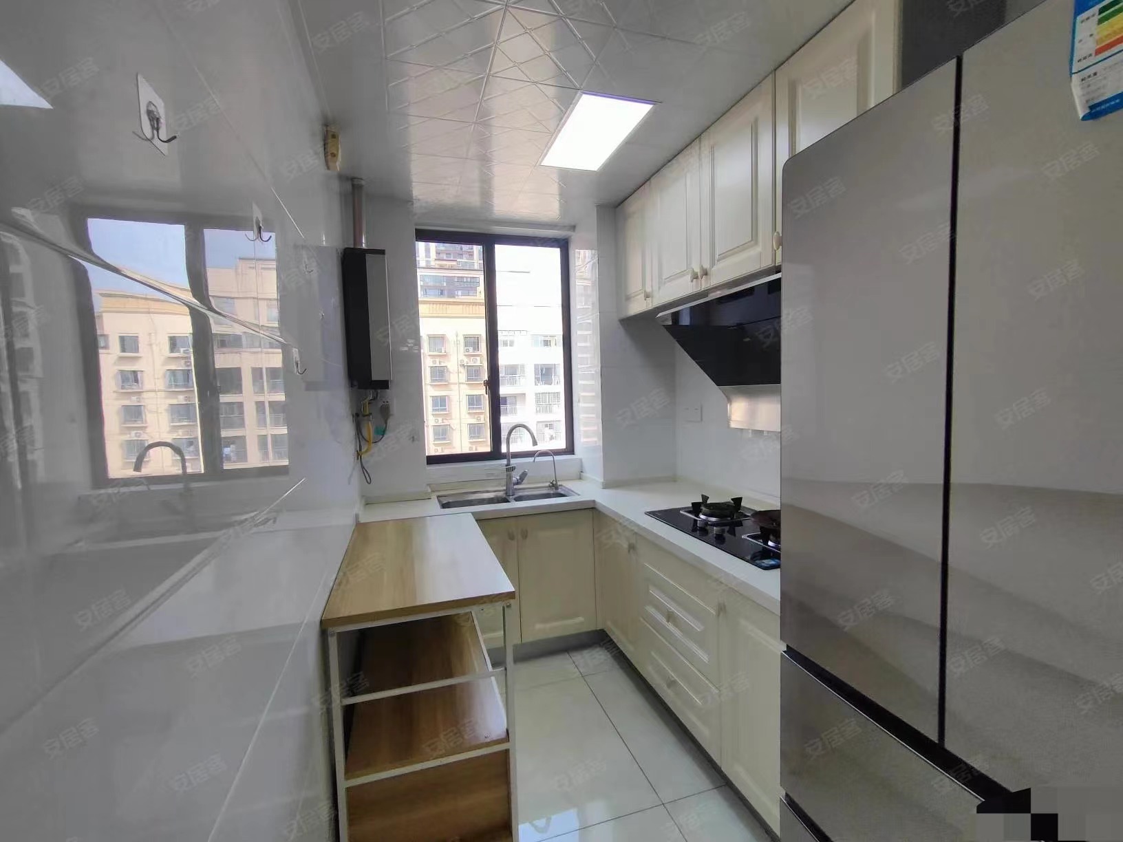 87，手付1万，单价4500，精装三房，读立连廊，证满二，家具家电全送，电梯小高层