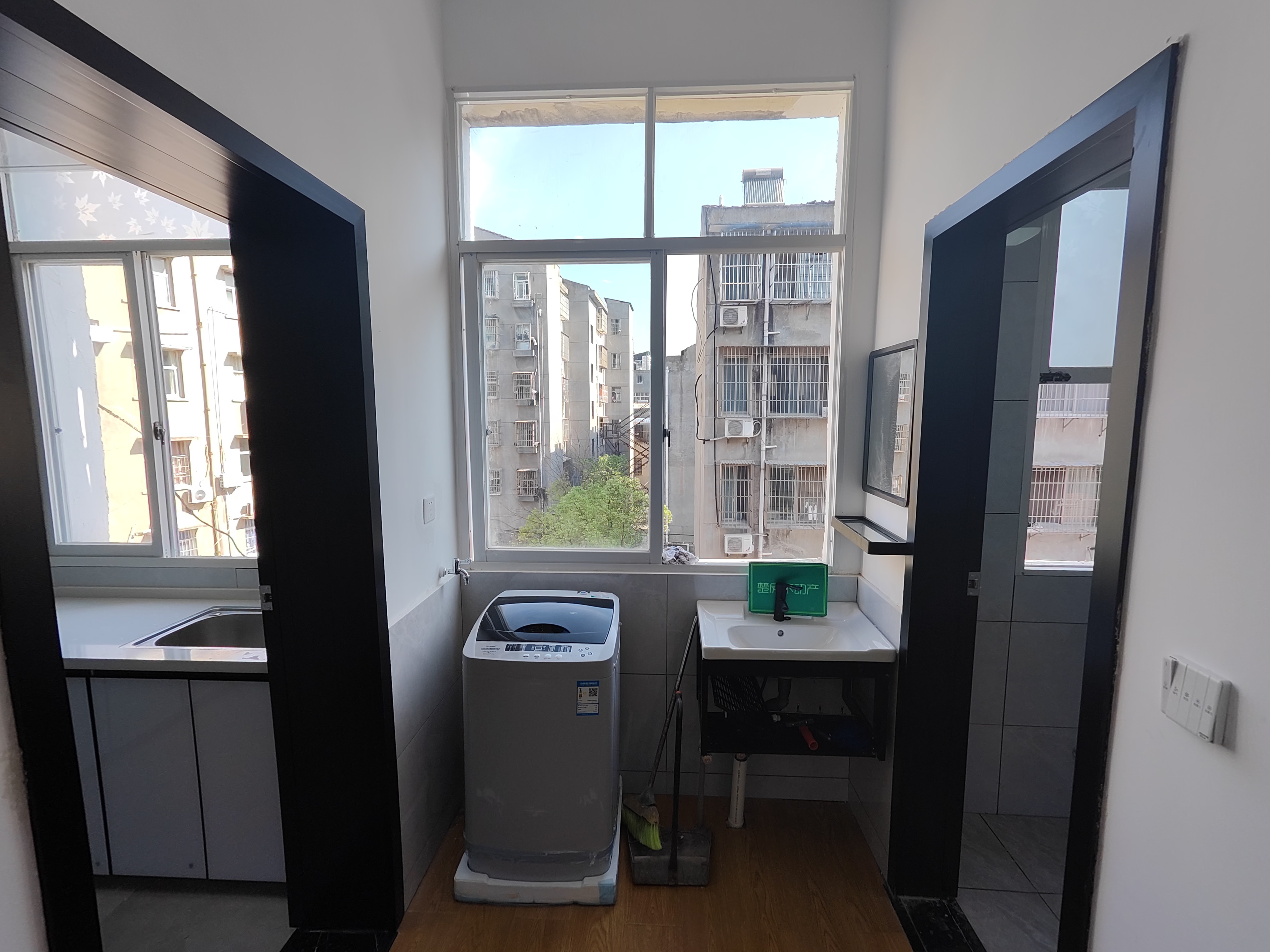 包过护步行街旁边买①层送①层，全新精装，楼下超大院子可停汽车，交通方便，户型方正南北通透采光好的很