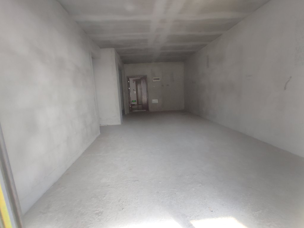 元泰未来城C区毛坯三房超大阳台.这样的在城南少有.想捡漏的快点来